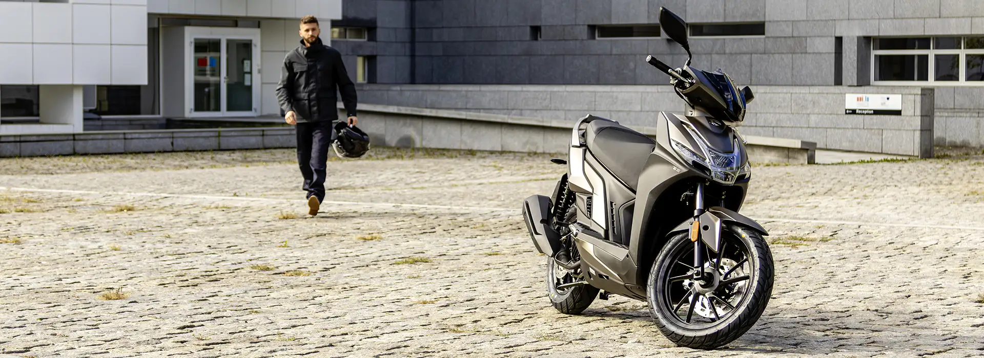 scooter 125 urbain au milieu d'une place de centre ville