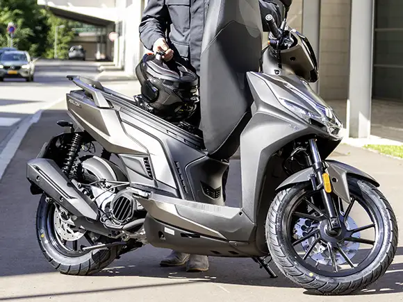 Grand espace de rangement sous selle d'un scooter 125 chez Magnetic-scooter