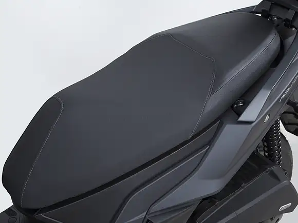 Belle selle noire d'un scooter 125 2 places